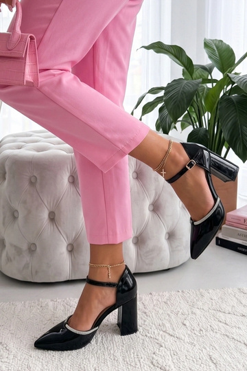 Juodos lakuotos lodytės su... 2