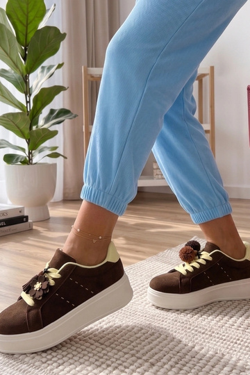 Rudos spalvos sportbačiai ant platformos Oktawia