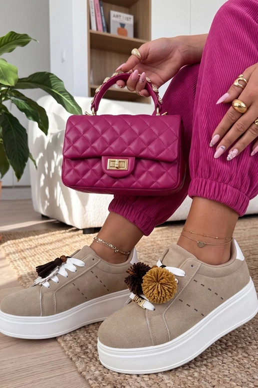 Smėlio spalvos sportbačiai ant...