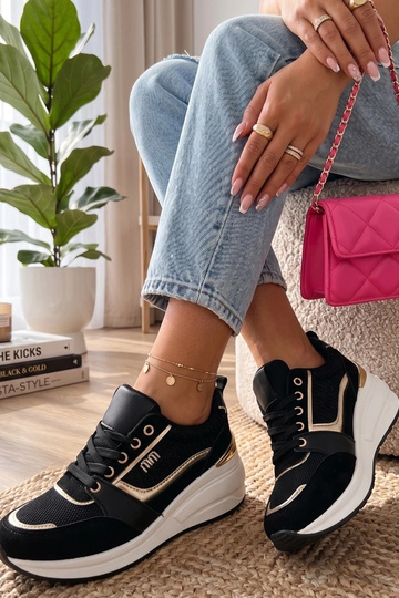 Juodi sportbačiai ant pado...