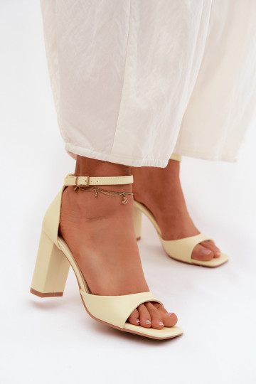 Moteriškos aukštakulnės basutėssuImitacji Skóry geltonos spalvos Melvra