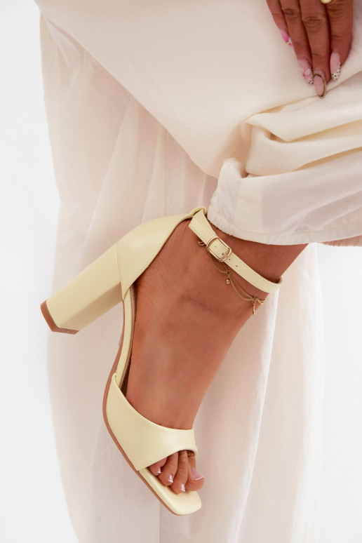 Moteriškos aukštakulnės basutėssuImitacji Skóry geltonos spalvos Melvra