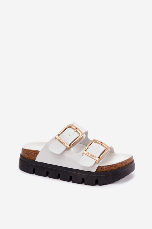 Baltos lakuotos moteriškos šlepetės su platforma ir auksinės spalvos sagtimis Lee Cooper LCIN-26-35-4460L