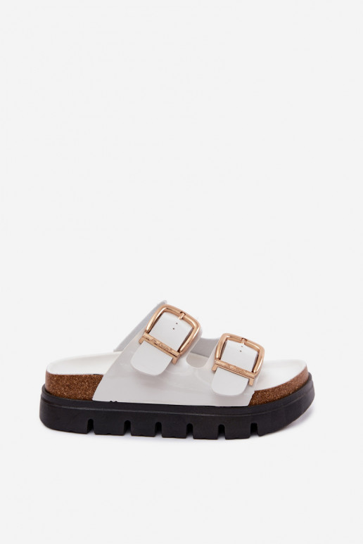 Baltos lakuotos moteriškos šlepetės su platforma ir auksinės spalvos sagtimis Lee Cooper LCIN-26-35-4460L
