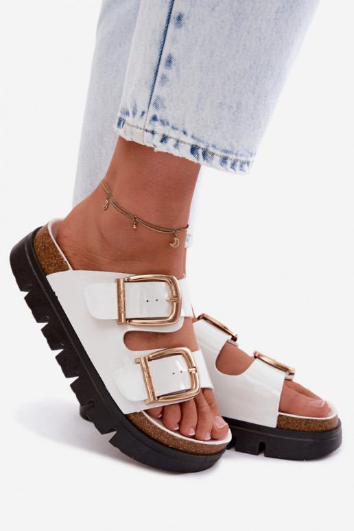 su lako efektu Moteriškos šlepetės su platforma Ze aukso spalvosmi su sagtimismi Lee Cooper LCIN-26-35-4460L baltos spalvos