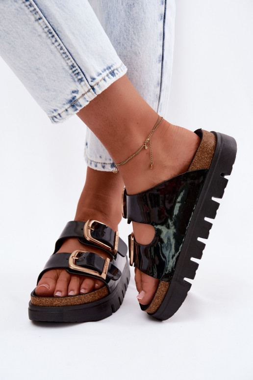 su lako efektu Moteriškos šlepetės su platforma Ze aukso spalvosmi su sagtimismi Lee Cooper LCIN-26-35-4459L juodos spalvos