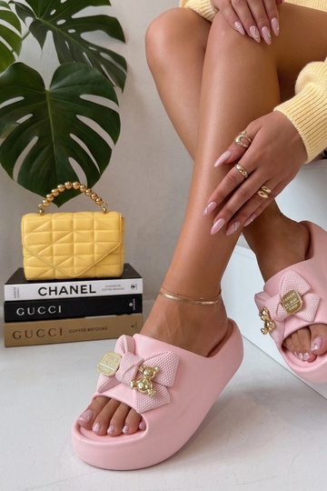 Rožinės spalvos šlepetės...