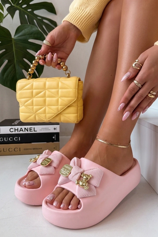 Rožinės spalvos šlepetės ant...