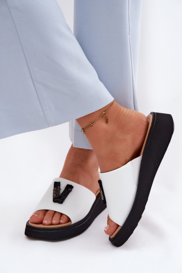 Odinės šlepetės MoteriškassuLiterą V su platforma Vinceza 66950 baltos spalvos 2