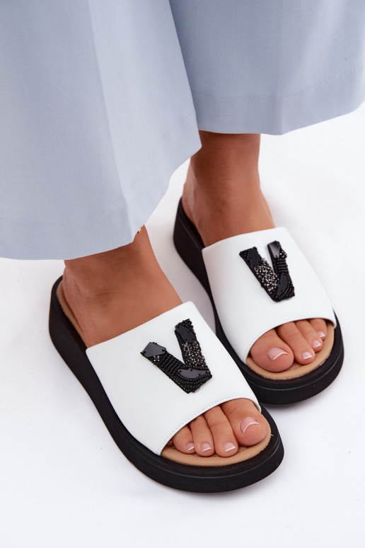 Odinės šlepetės MoteriškassuLiterą V su platforma Vinceza 66950 baltos spalvos