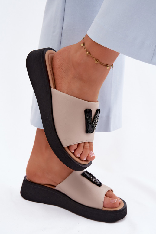 Odinės šlepetės MoteriškassuLiterą V su platforma Vinceza 66950 smėlio spalvos