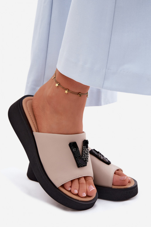 Odinės šlepetės MoteriškassuLiterą V su platforma Vinceza 66950 smėlio spalvos