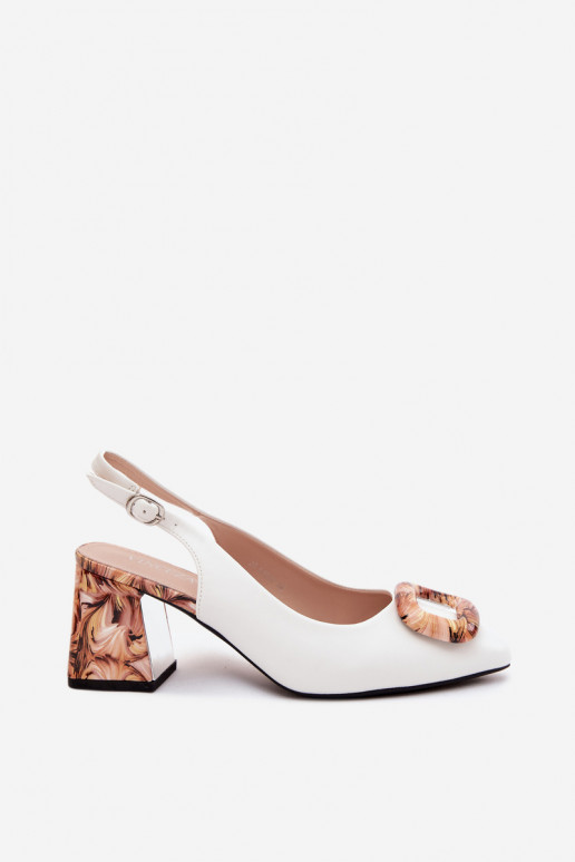 Moteriškos aukštakulnės basutėssuDekoracyjną su sagtimis Vinceza 62289 baltos spalvos