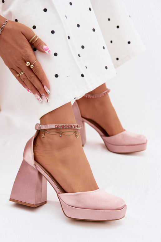 basutės su kulniukaissuSatynoĮym INykończeniem Szampańskie Calistae