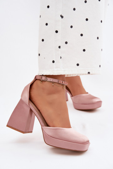 basutės su kulniukaissuSatynoĮym INykończeniem Szampańskie Calistae 2