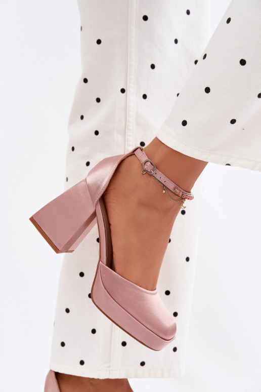 basutės su kulniukaissuSatynoĮym INykończeniem Szampańskie Calistae