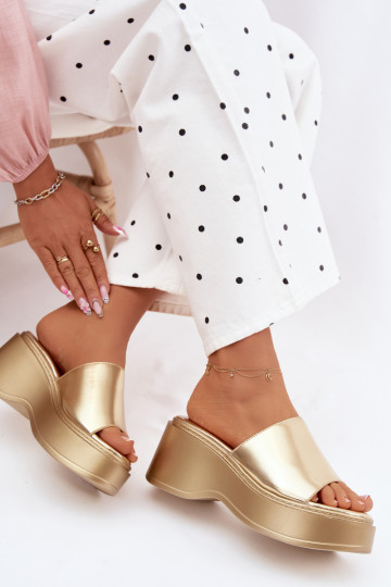 Moteriškos šlepetės su platforma aukso spalvos Virelia