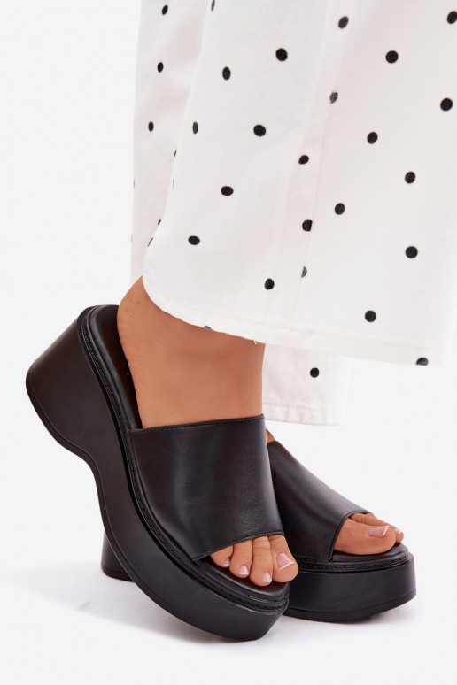 Moteriškos šlepetės su platforma juodos spalvos Virelia