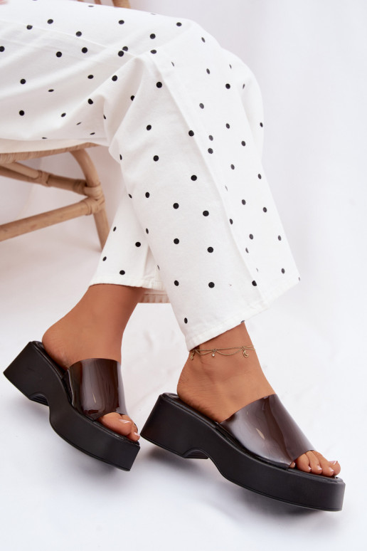 Moteriškos šlepetės su platformasuTransparentnym Juostelėsem juodos spalvos Selestia