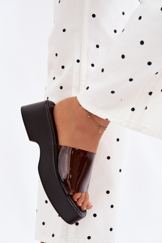 Moteriškos šlepetės su platformasuTransparentnym Juostelėsem juodos spalvos Selestia