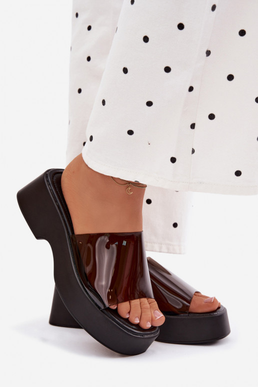 Moteriškos šlepetės su platformasuTransparentnym Juostelėsem juodos spalvos Selestia