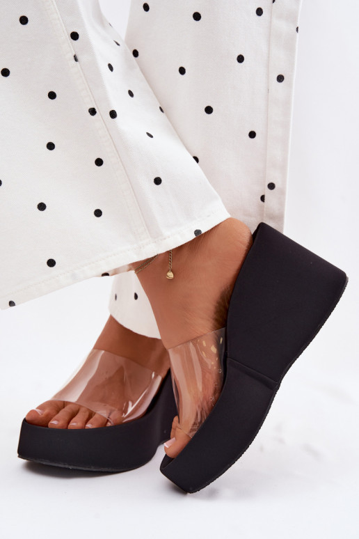 Moteriškos šlepetės su platformasuTransparentnym Juostelėsem juodos spalvos Zolretia