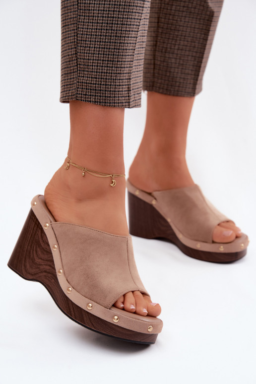 Moteriškos šlepetės su platformasuImitacji iš zomšosu aukso spalvos su kniedėmis smėlio spalvos Norvia