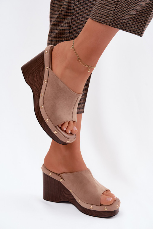 Moteriškos šlepetės su platformasuImitacji iš zomšosu aukso spalvos su kniedėmis smėlio spalvos Norvia