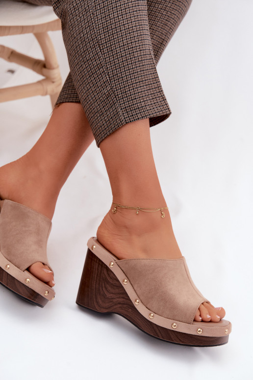 Moteriškos šlepetės su platformasuImitacji iš zomšosu aukso spalvos su kniedėmis smėlio spalvos Norvia