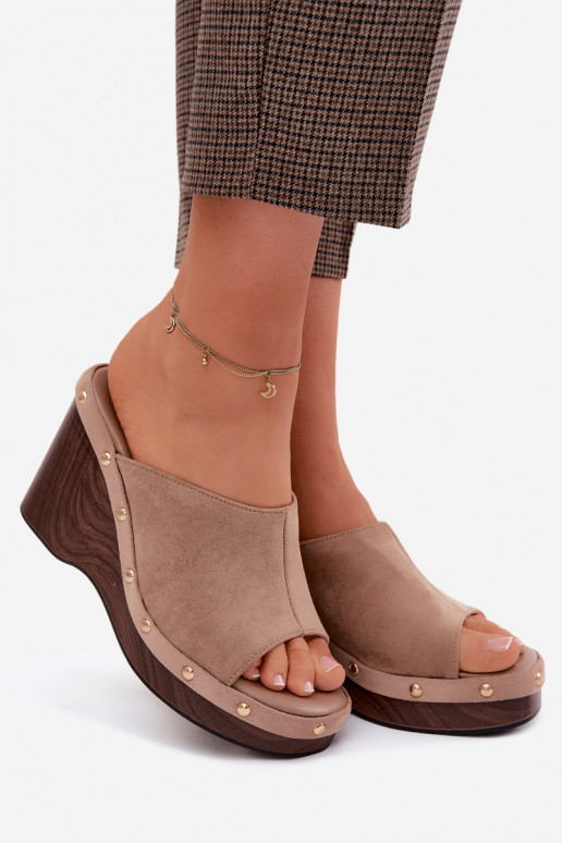 Moteriškos šlepetės su platformasuImitacji iš zomšosu aukso spalvos su kniedėmis smėlio spalvos Norvia