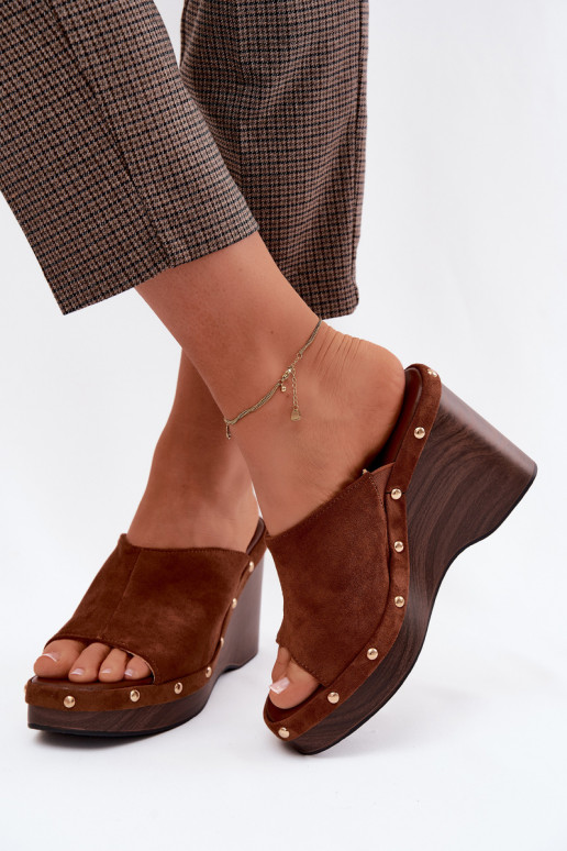 Moteriškos šlepetės su platformasuImitacji iš zomšosu aukso spalvos su kniedėmis rudos spalvos Norvia