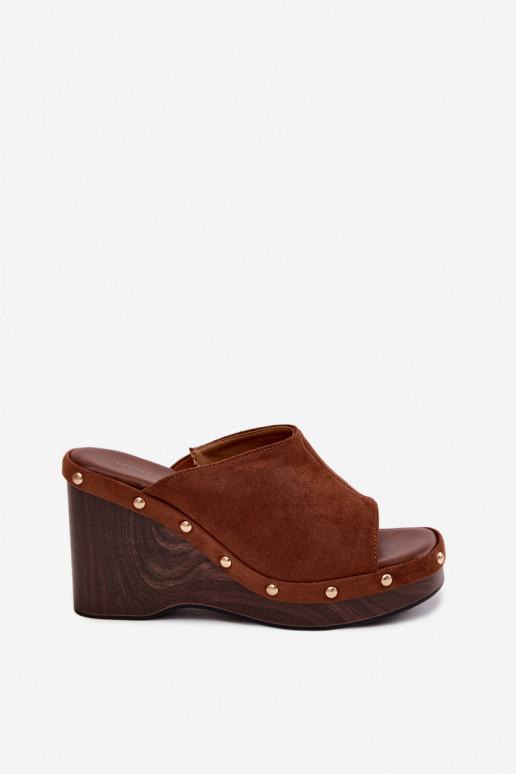 Moteriškos šlepetės su platformasuImitacji iš zomšosu aukso spalvos su kniedėmis rudos spalvos Norvia