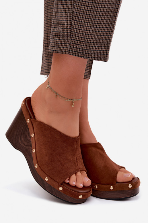 Moteriškos šlepetės su platformasuImitacji iš zomšosu aukso spalvos su kniedėmis rudos spalvos Norvia