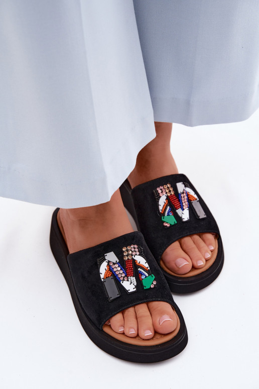 Oda Moteriškos zomšinės šlepetės su ornamentais su platforma Vinceza 66942 juodos spalvos