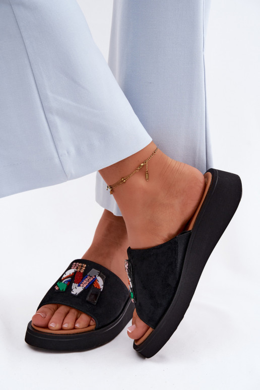 Oda Moteriškos zomšinės šlepetės su ornamentais su platforma Vinceza 66942 juodos spalvos