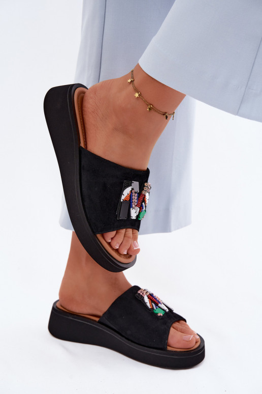 Oda Moteriškos zomšinės šlepetės su ornamentais su platforma Vinceza 66942 juodos spalvos