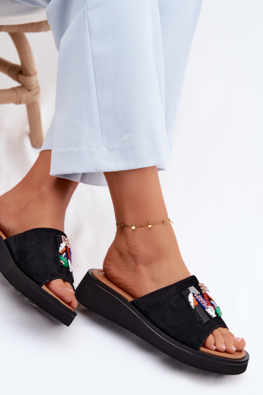 Oda Moteriškos zomšinės šlepetės su ornamentais su platforma Vinceza 66942 juodos spalvos