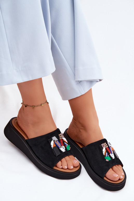 Oda Moteriškos zomšinės šlepetės su ornamentais su platforma Vinceza 66942 juodos spalvos