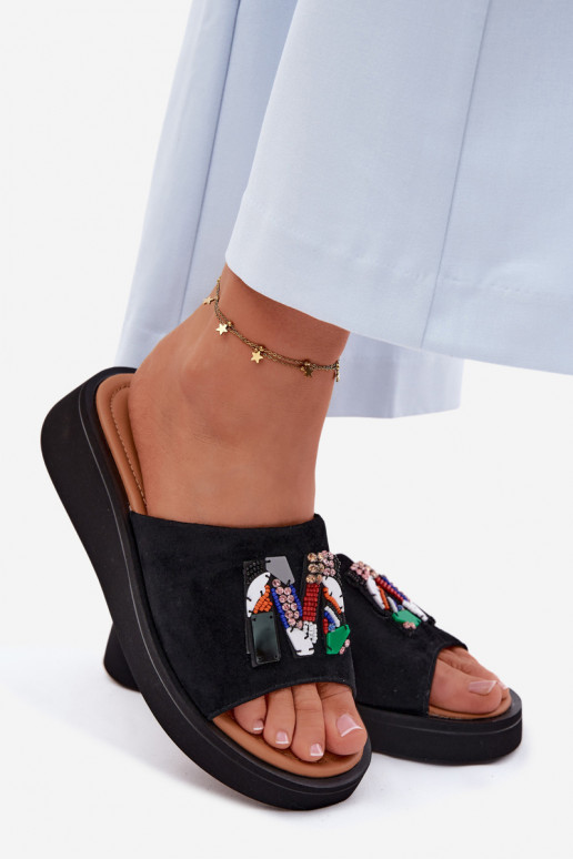 Oda Moteriškos zomšinės šlepetės su ornamentais su platforma Vinceza 66942 juodos spalvos