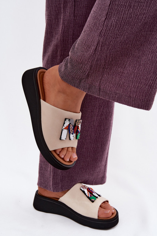 Oda Moteriškos zomšinės šlepetės su ornamentais su platforma Vinceza 66942 smėlio spalvos