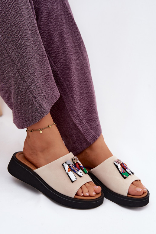 Oda Moteriškos zomšinės šlepetės su ornamentais su platforma Vinceza 66942 smėlio spalvos