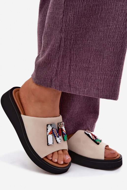 Oda Moteriškos zomšinės šlepetės su ornamentais su platforma Vinceza 66942 smėlio spalvos