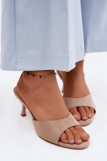 ŠlepetėssuImitacji iš zomšosu su plonais kulniukais smėlio spalvos Melissea