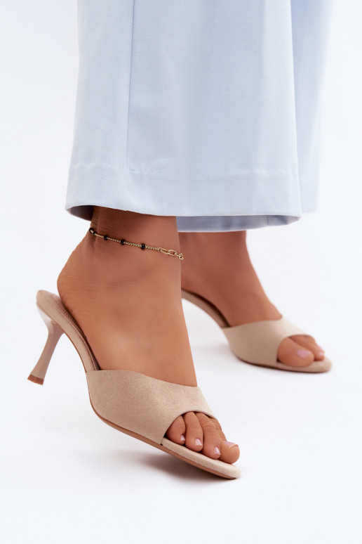 ŠlepetėssuImitacji iš zomšosu su plonais kulniukais smėlio spalvos Melissea