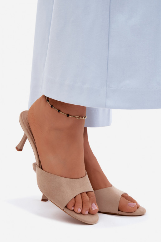 ŠlepetėssuImitacji iš zomšosu su plonais kulniukais smėlio spalvos Melissea