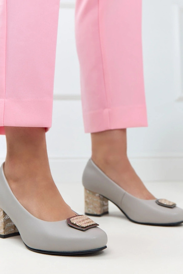 Pilkos odinės lodytės ant dekoratyvinio stulpelio Potocki