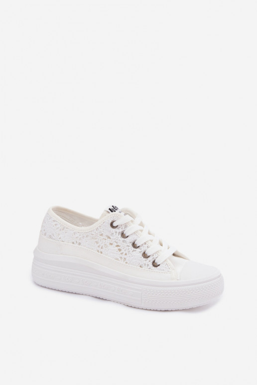 Baltos spalvos laisvalaikio bateliai su platforma ir ažūro elementais Lee Cooper LCIN-26-44-4485
