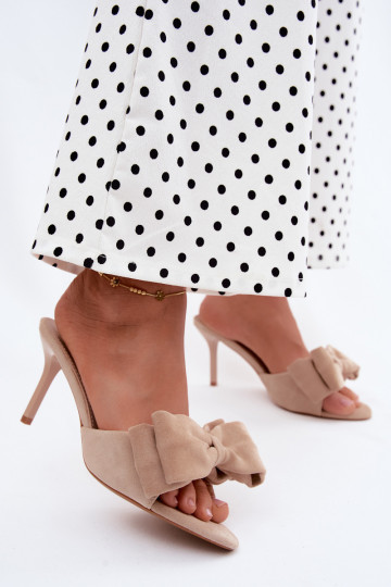 Moteriškos šlepetės su plonais kulniukais su kaspinais iš dirbtinės zomšos smėlio spalvos Tai turignolia
