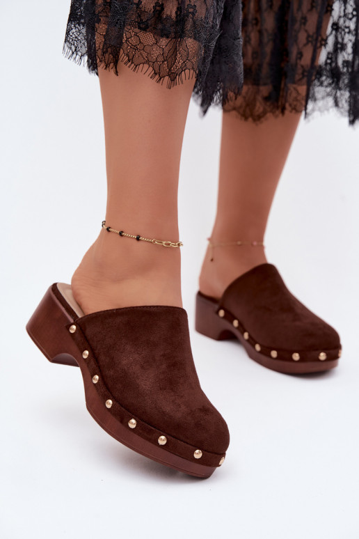 Moteriškos klumpės iš dirbtinės zomšos auksinės spalvos su kniedėmis Cherryelle