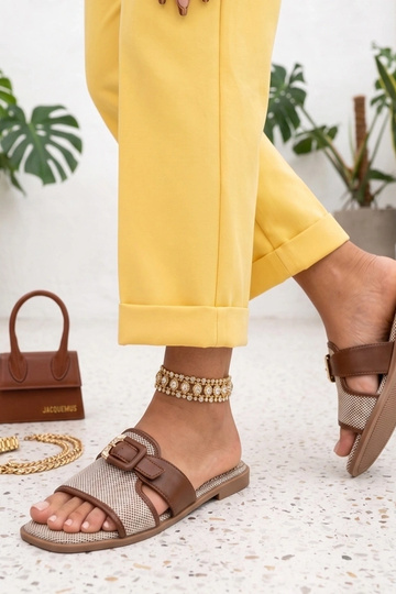 Rudos moteriškos klumpės su dekoratyvine sagtimi Isadora